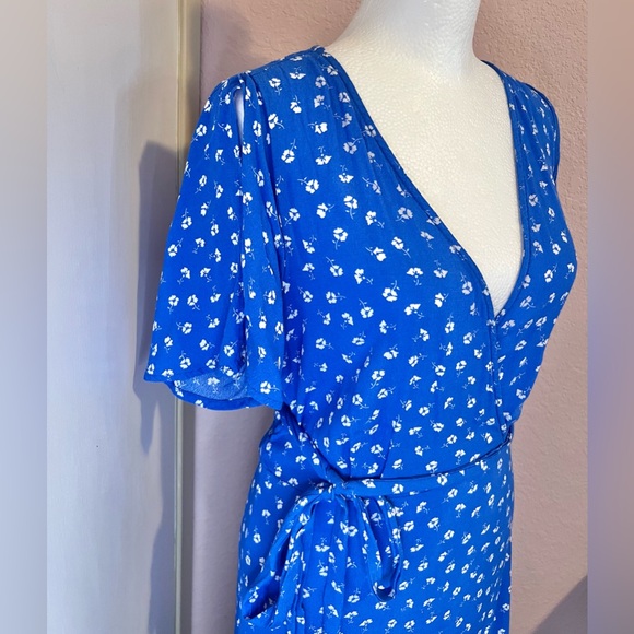 Maretta Blue and White Floral Print Wrap Midi Dress - Picture 8 of 16